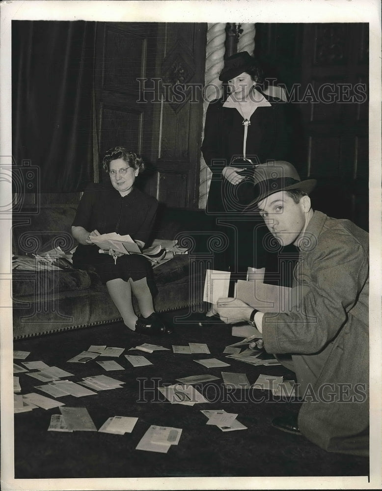 1942 Mrs. Ida Gunzburger,Mrs. N.Weinstock &amp; Mr. E. Zagat  - Historic Images