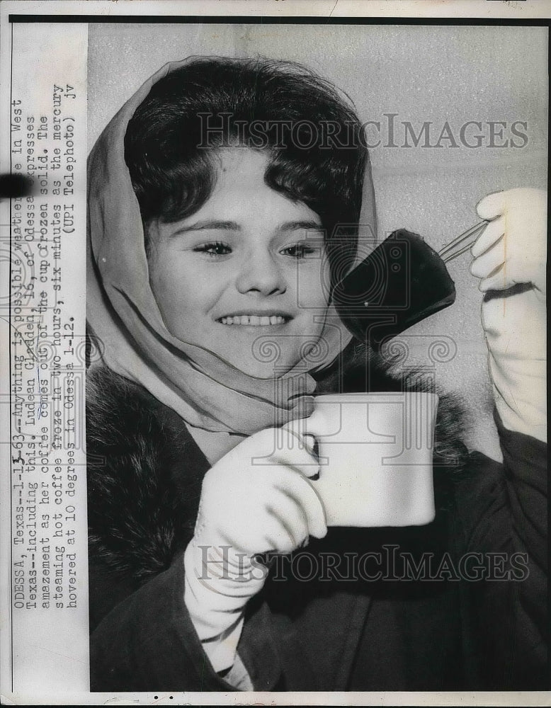 1963 Press Photo Ludean Gladden Holding Hot Coffee That Froze In Two Hours - Historic Images