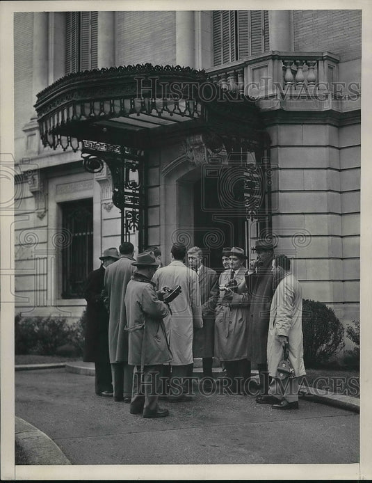 1958 Press Photo Crowd Gathered Outside Of Building By Door - nea94624 - Historic Images