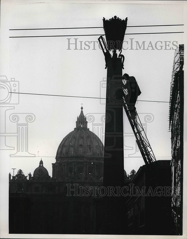1967 Press Photo Workman climbs to clean ornate street lights along Via Della - Historic Images