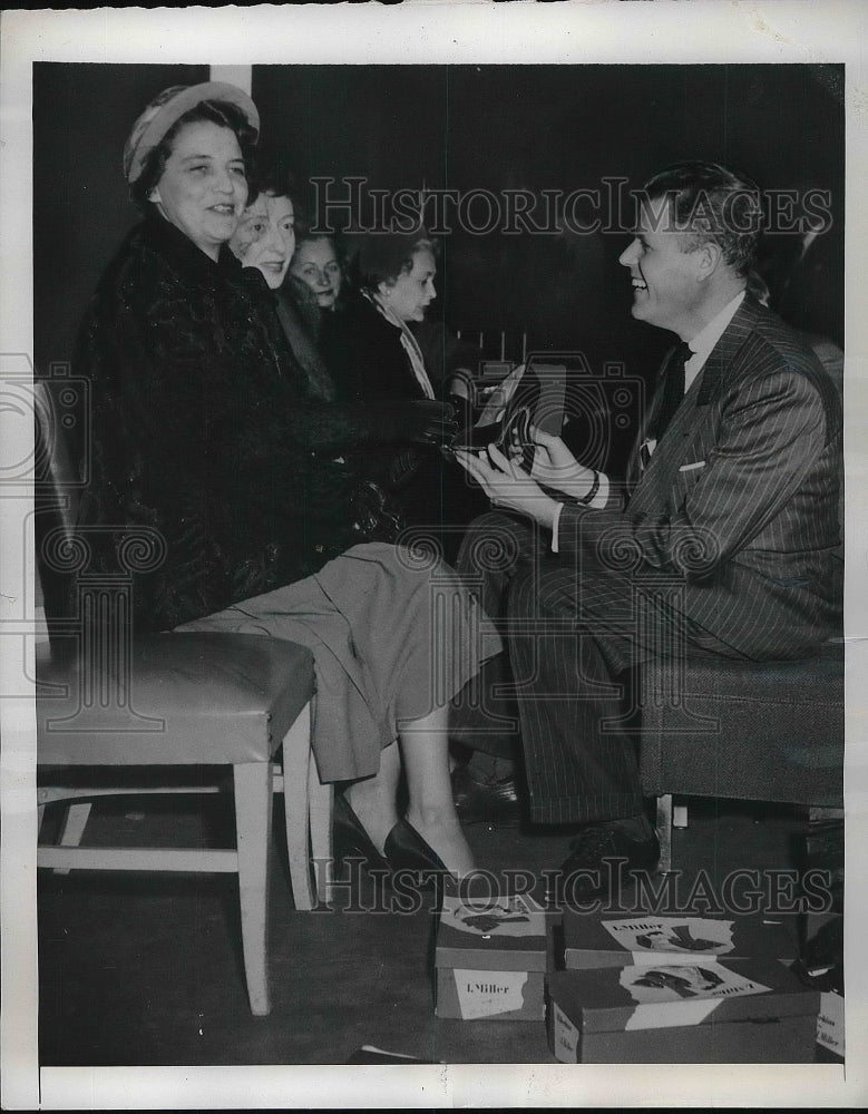 1949 Salesman Stanley Grau,Mrs.Alben W. Barkley &amp; Mrs. Thomas Morgan - Historic Images