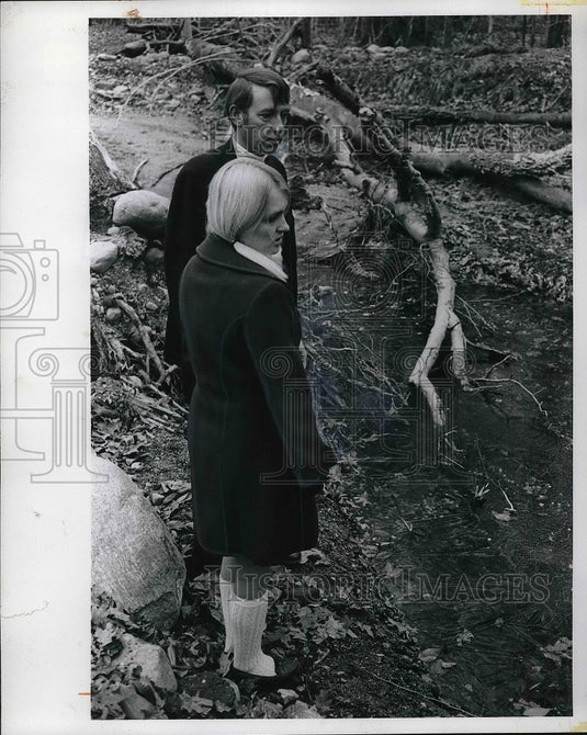1972 Jerry & Reitta Goetiaz Talking About Story On Dumps  - Historic Images