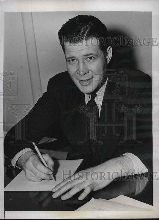1941 John Groves Manager Of Washington National Airport At Desk - Historic Images