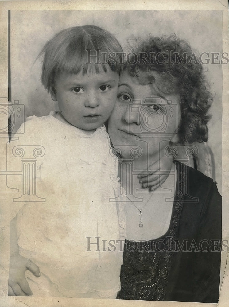 1923 Mrs. Elsie Goodman and daughter of arrested Robert B.Goodman - Historic Images