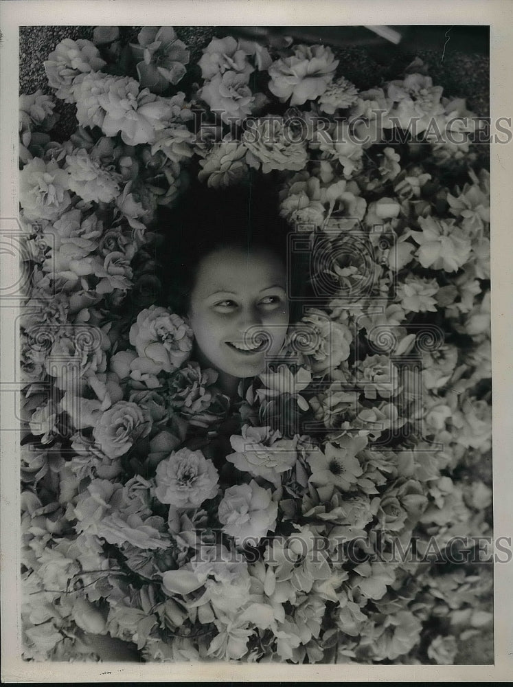 1936 Charlotte Guy Granddaughter Of MME. Schumann During Rose Show - Historic Images