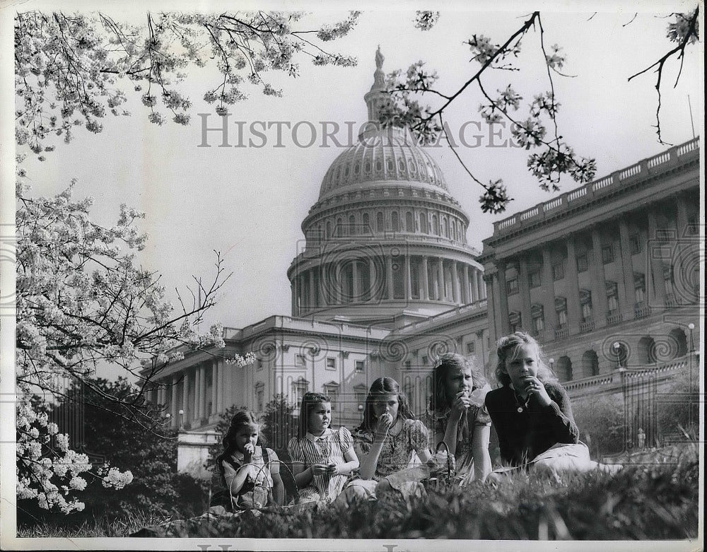 1942 Youngsters in front of Capitol  - Historic Images