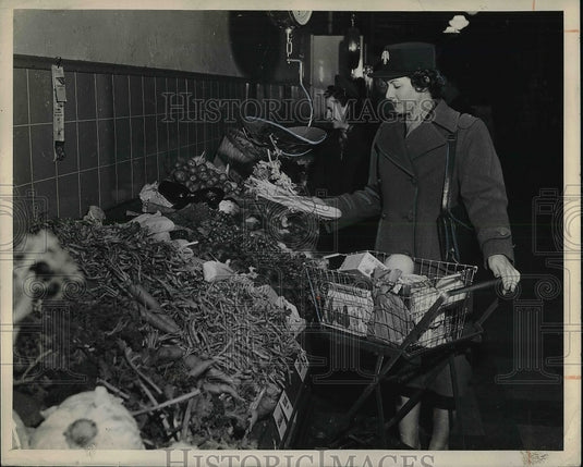 1943 Officer's Day Washington D.C. Officer Buys Self Serve Groceries - Historic Images