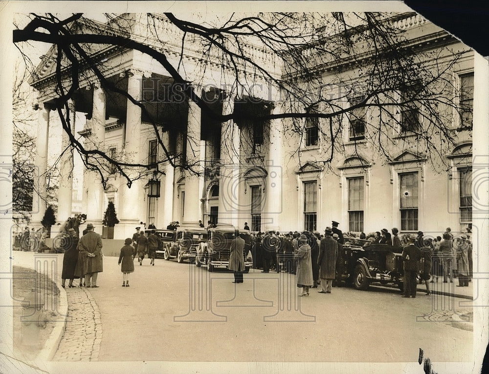 1933 Gathering Of Pedestrians Outside White House In Washington - Historic Images