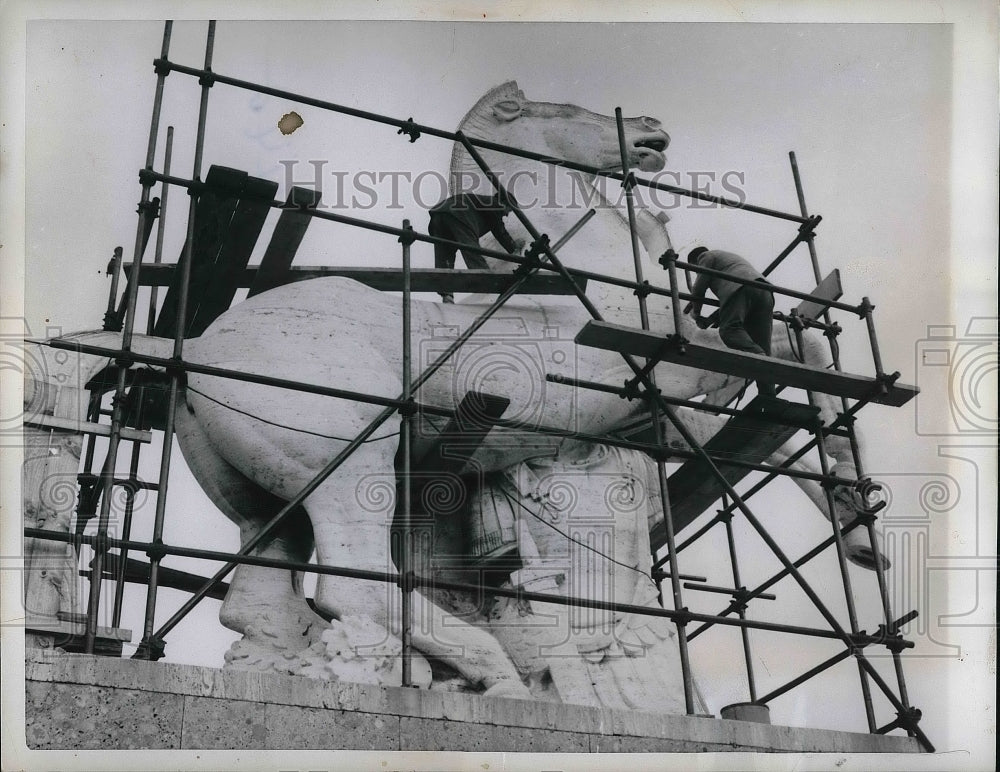 1957 Press Photo Sculptor Ehidias Adorning Front Of Palace In &quot;Marble Town&quot; - Historic Images