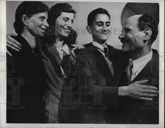 1947 Salvatore Giallanza Sees Family For 1st Time In 17 Years - Historic Images