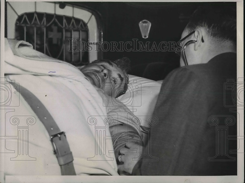 1938 Dake Granter Veteran Diver Stricken With Bends In Ambulance - Historic Images