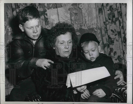 1947 Press Photo Mrs. Louise Garbow With Sons Russell & Robert In Chicago - Historic Images