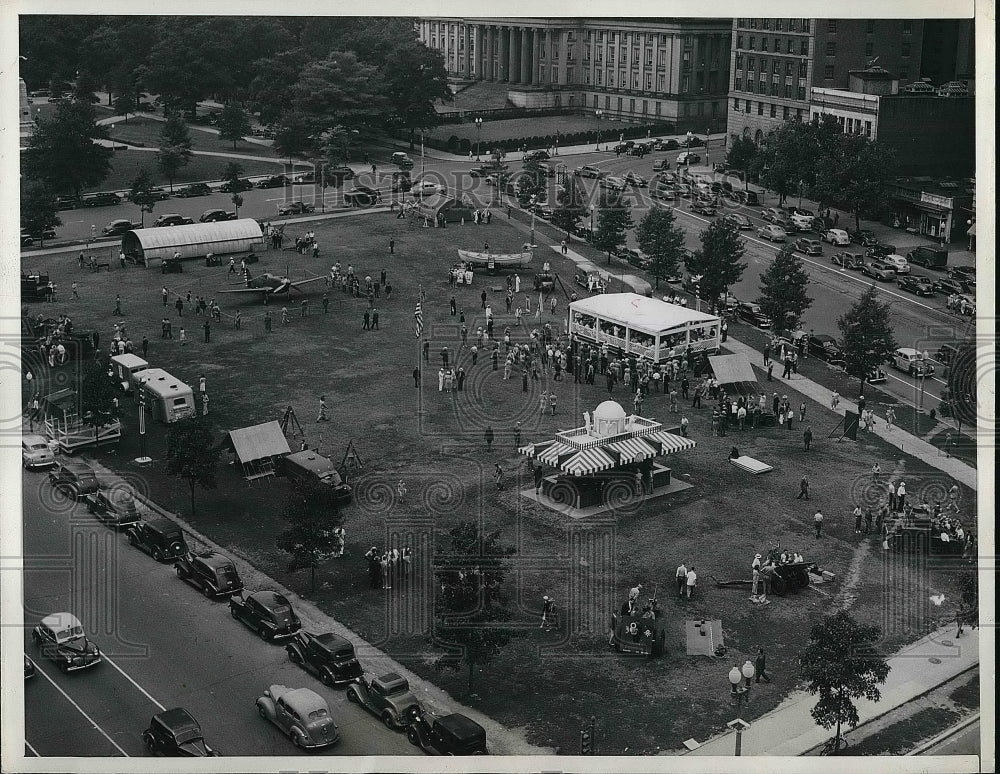 1941 Exhibits Attract Crowds To Treasury House In Washington D.C. - Historic Images