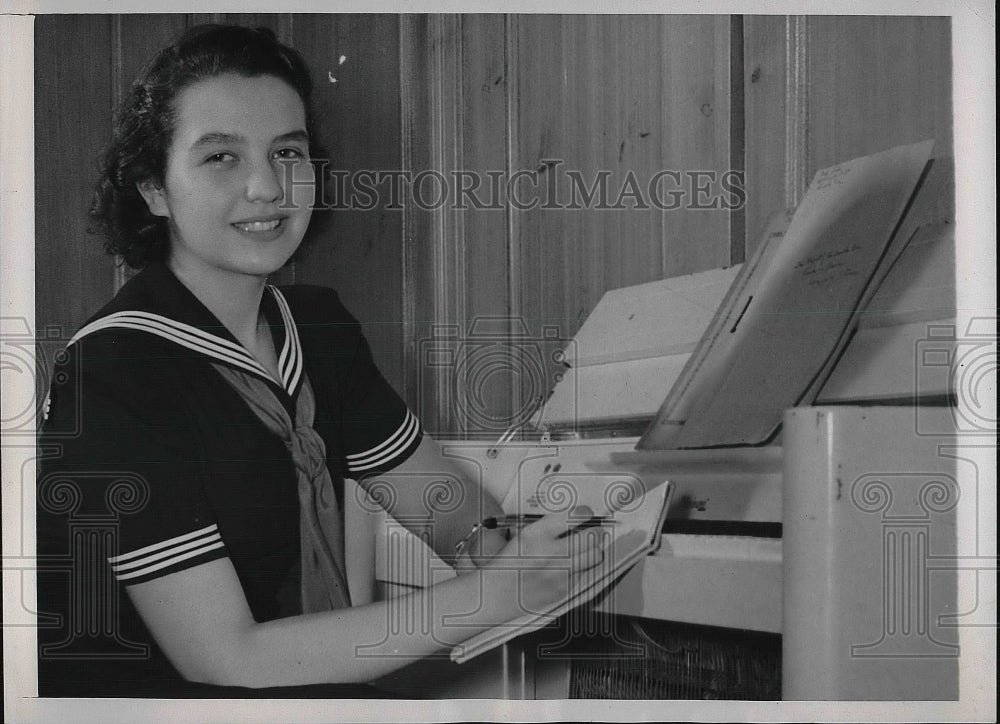 1941 Geraldine Hamburg Pianist & Student Of Voice Writing Song - Historic Images