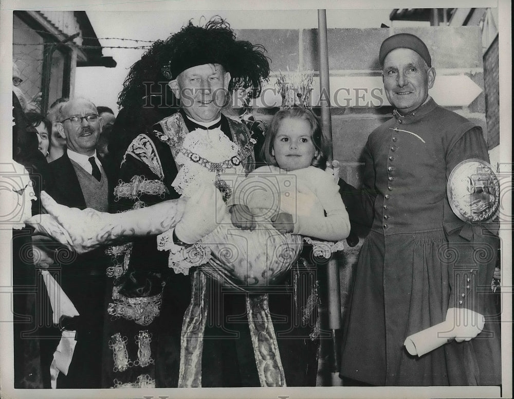 1959 Press Photo Mayor Sir Harold Gillet Greeted By Mermaid At Mermaid Theater - Historic Images