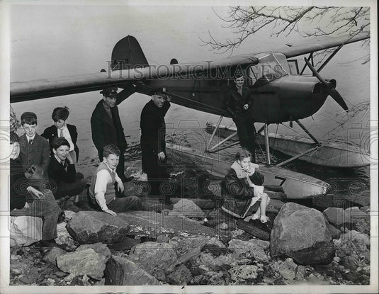 1946 Press Photo Gay Gellhorn & Lt. William Roach After Landing In New York-Historic Images