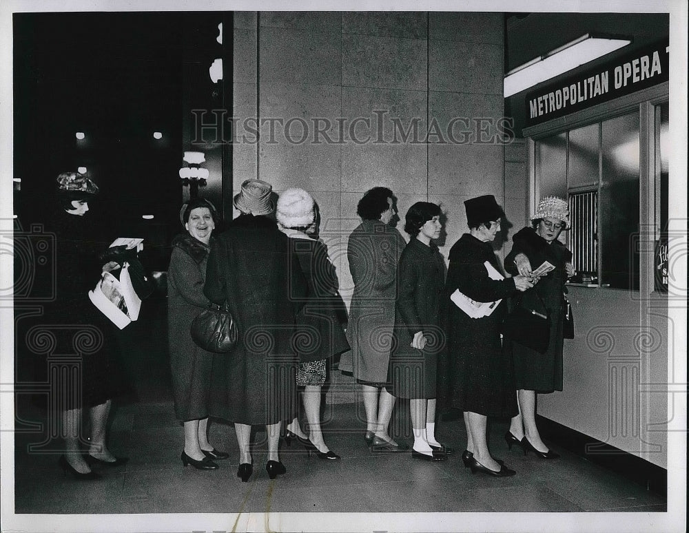 1964 Press Photo Line-up for Metro Opera tickets Union Commerce Bldg.-Historic Images