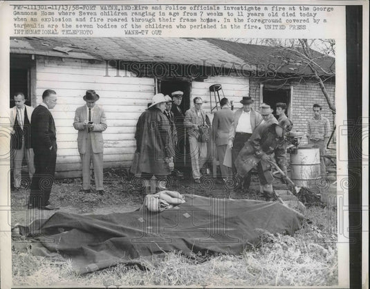 1958 Press Photo Fire & Police Officials Investigate Fire At George Gammons Home - Historic Images