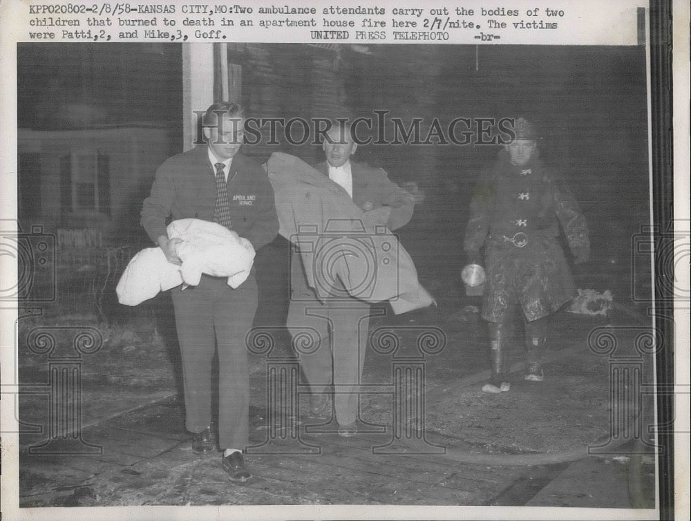 1958 Press Photo Two Ambulance Attendants Carrying Bodies From House Fire-Historic Images