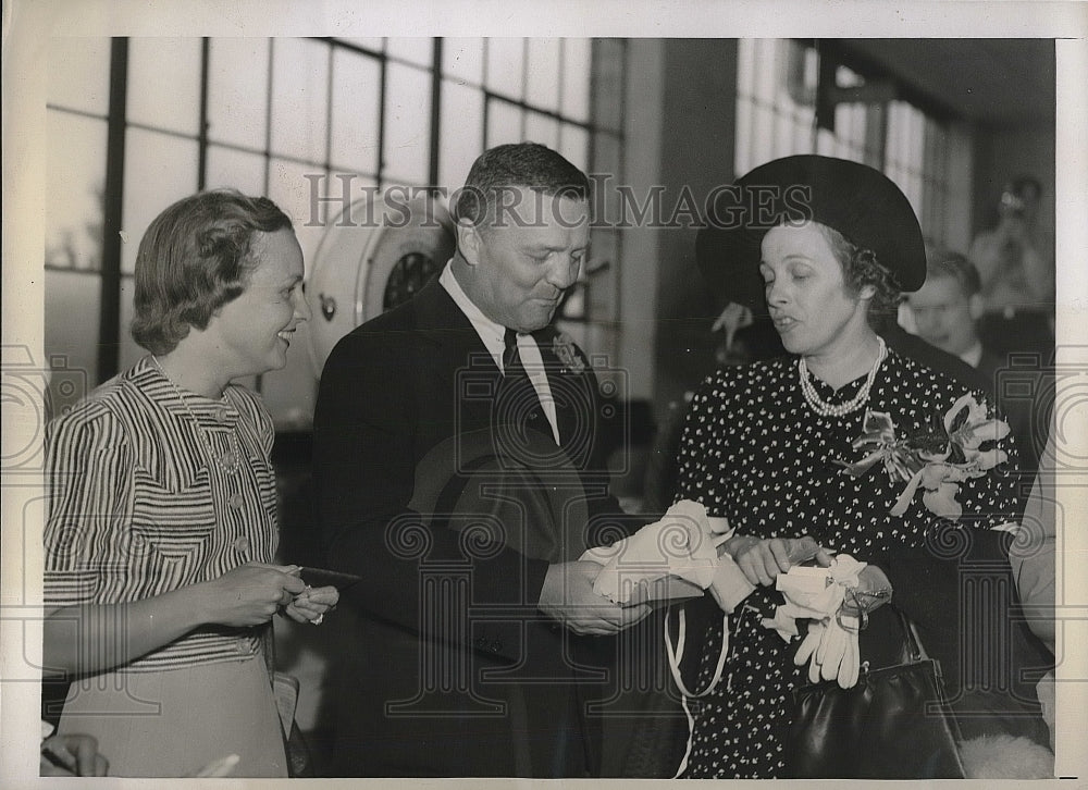 1939 Mrs. Oliver Grace With Mr. &amp; Mrs. E.O. McDonnell At Airport - Historic Images