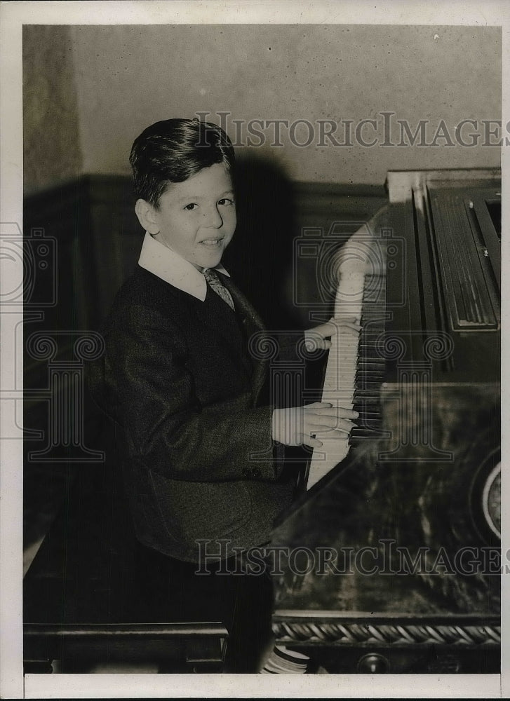 1936 Press Photo Lawrence Chaiken 6 Year Old Piano Player Aeolian Hall New York - Historic Images