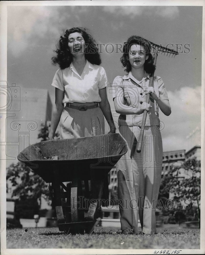 1943 Press Photo Ofelia Davila &amp; Angela Schoelman During Morning Chores - Historic Images