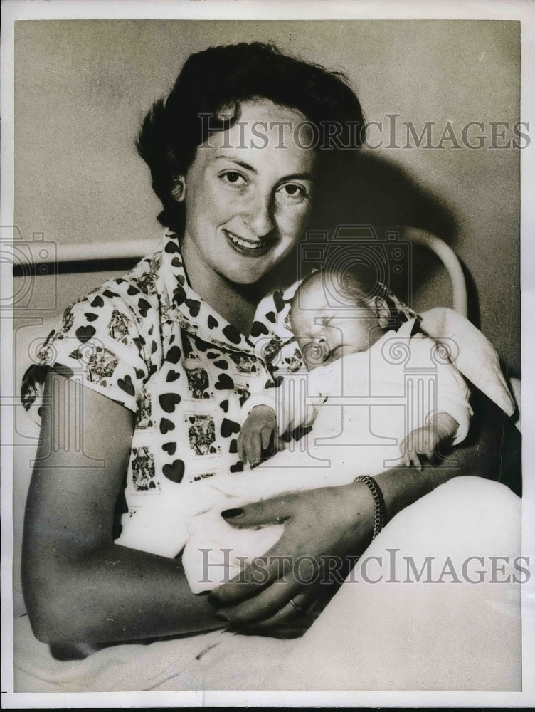 1955 Press Photo Mrs. Jeanette Wirz &amp; Newborn Son Toni Davis At Hospital-Historic Images