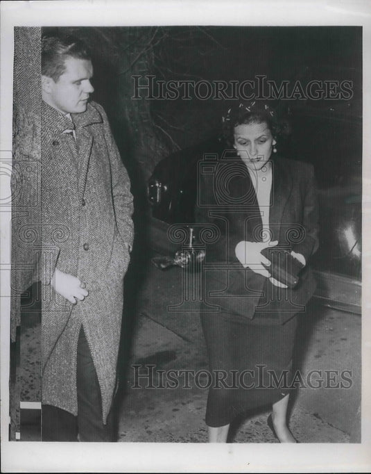 1954 Mrs. Lorraine Eaton Clark With Detectives After Confessing - Historic Images
