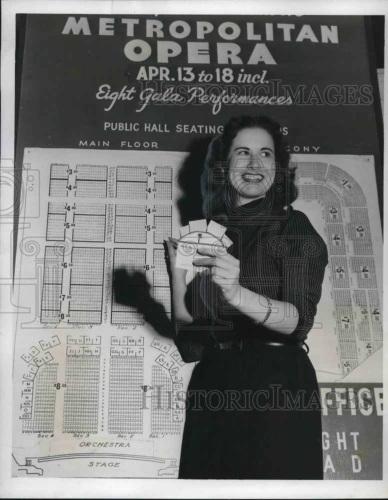 1953 Press Photo Glorine Swissholm Greets Metropolitan Opera Ticket Buyers - Historic Images