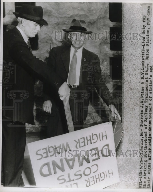 1946 Press Photo St Louis, Mo. pickets JW Stine & BW Luckett for Railway Men - Historic Images