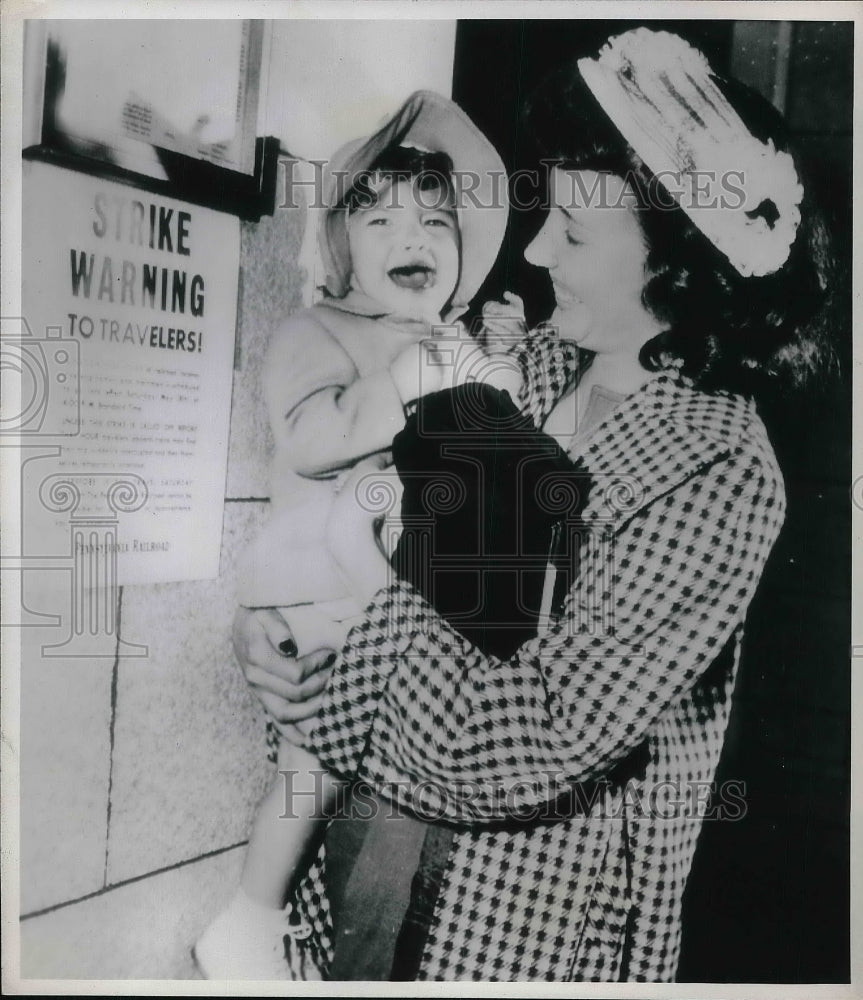 1946 Chicago, Brenda Santo &amp; mom Mrs Dorthy Santo, rail strike - Historic Images