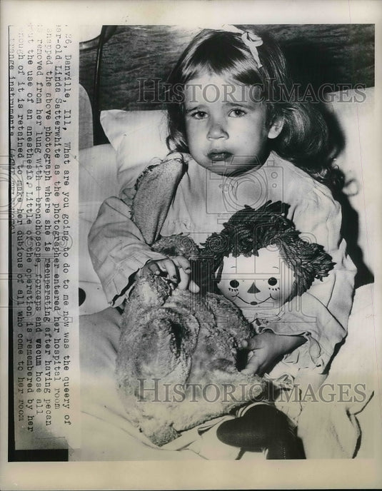 1948 Press Photo Danville, Ill Linda Satterwhite in hospital after nut in lung - Historic Images