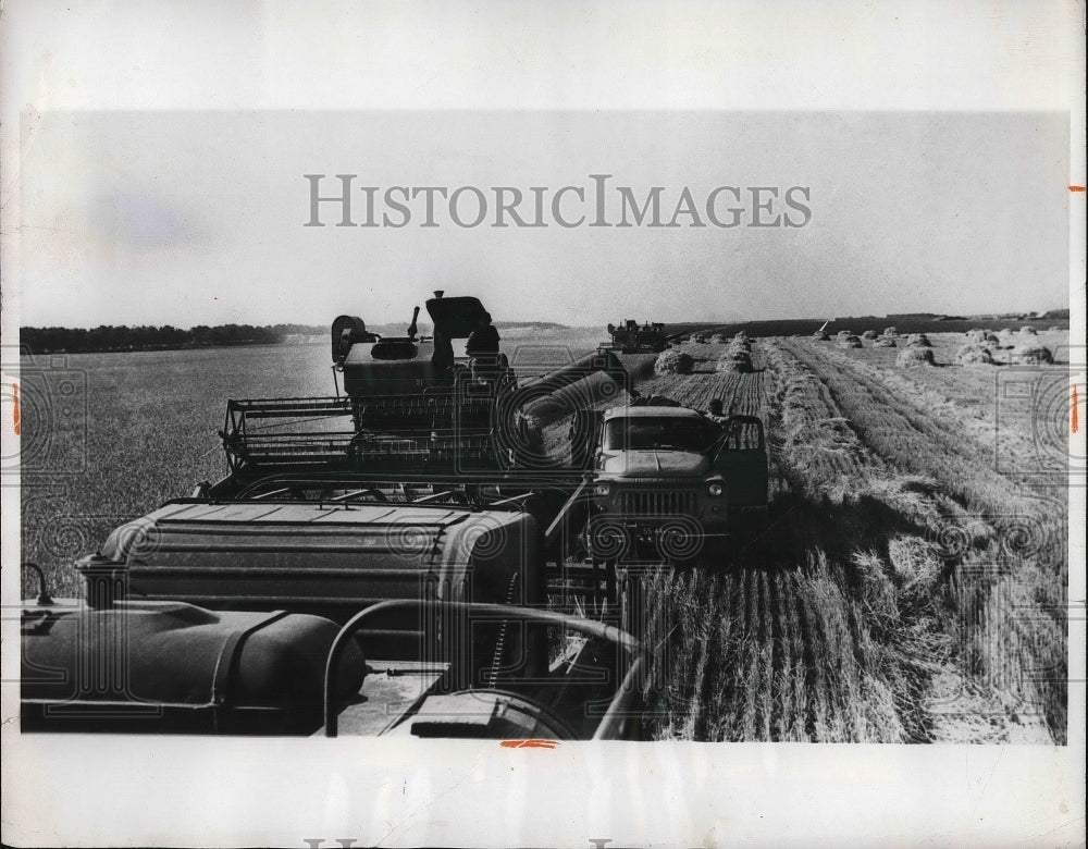 1970 Press Photo Krasnodar, USSR, wheat being harvested - Historic Images