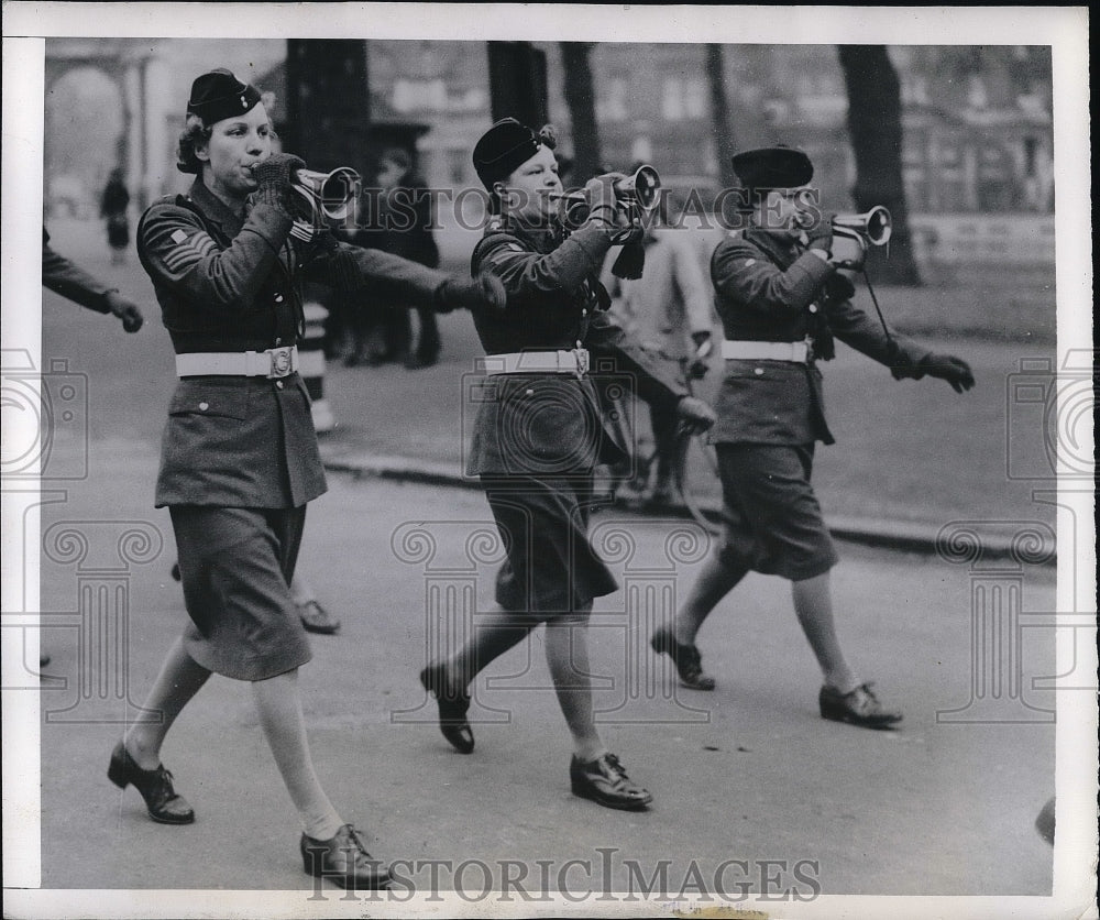 1942 London, England, Womens Aux Territorial Service marching - Historic Images