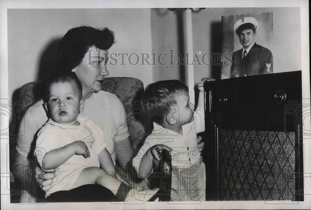 1949 Press Photo Mrs. Ruby Smith with sons Michael and Patrick Navy Officer - Historic Images