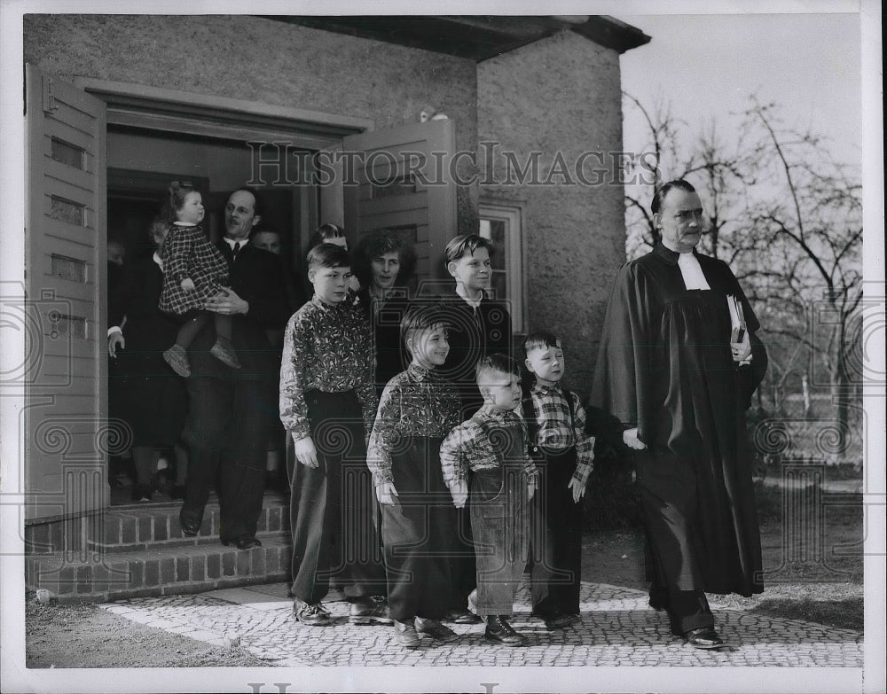 1954 Press Photo West Berlin, Germany Pearer Noster &amp; children he baptized - Historic Images
