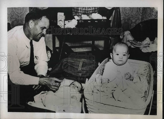 1938 Press Photo Albany, NY Eastern baseball player Hughey Holiday & babies - Historic Images