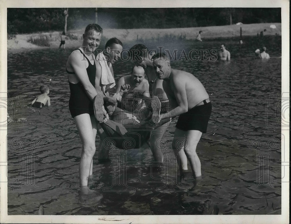 1941 Press Photo 112th Observation Squad pilots &amp; Sgt Al Gililland swimming-Historic Images