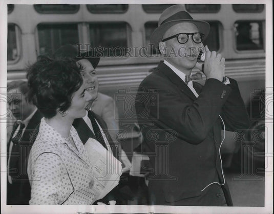 1957 Reporter Jack Warfel shaves at Cleveland intersection - Historic Images