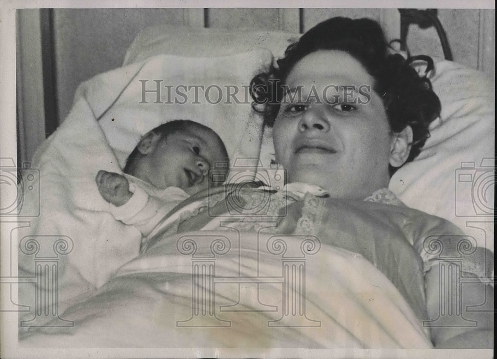 1940 Press Photo Infantile Paralysis victim Mrs. Larry Joel Smith gives birth - Historic Images