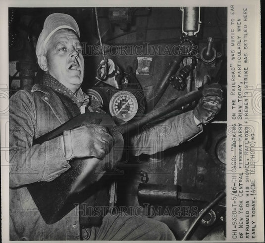 1950 Press Photo Chicago, NY Central RR fireman Harry Shaw - Historic Images
