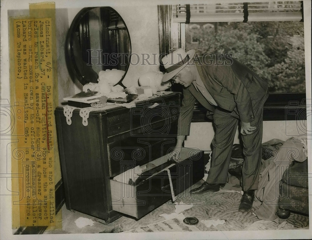 1948 Press Photo Det. Millard Schath at scene James Labard wass killed - Historic Images