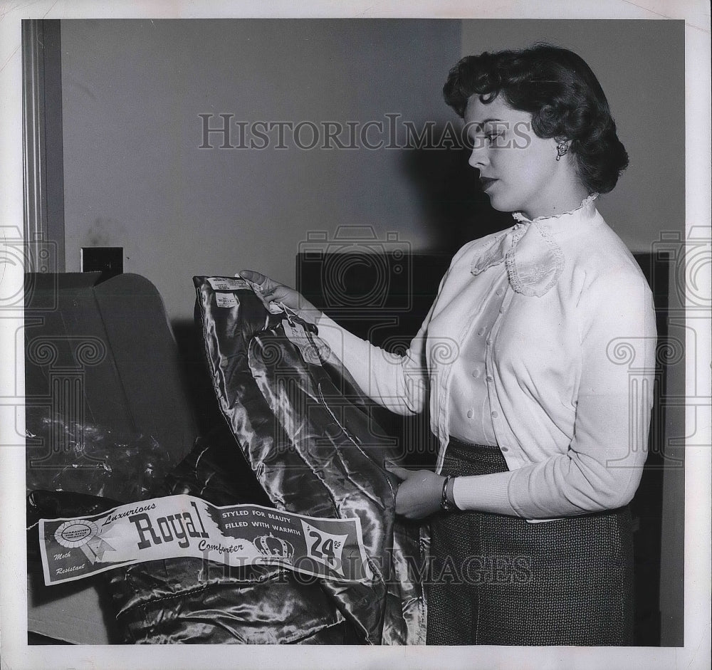 1957 Press Photo Mrs Alice Disque A FTC secretary - nea95513 - Historic Images