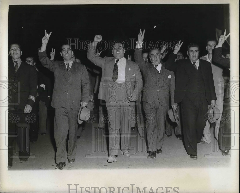 1943 Press Photo Marchers give V victory sign at Chilean break with Axis - Historic Images