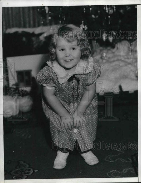 1935 Press Photo Deana Ramona Spencer Age 3 Can Recite 34 Poems & Read Newspaper - Historic Images