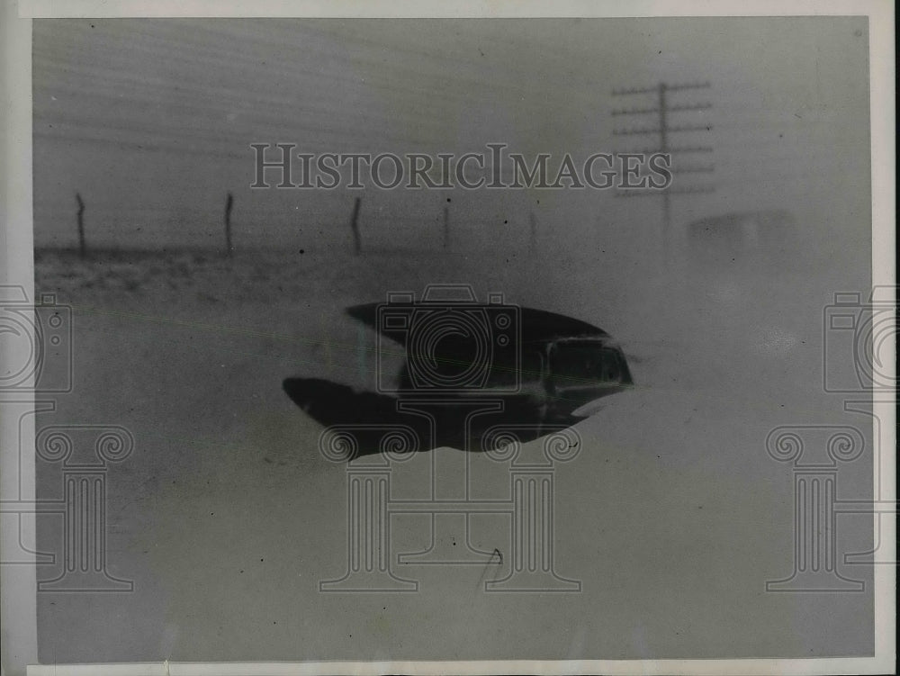 1938 Press Photo Oklahoma City Blizzard Car Covered In Snow On Highway - Historic Images