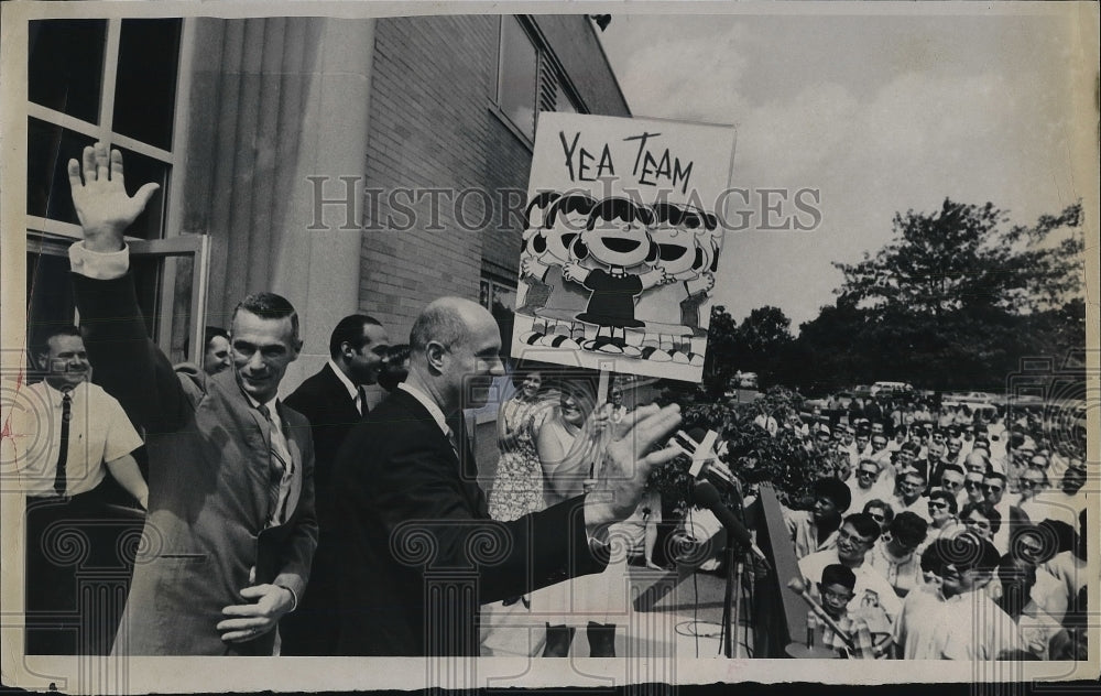 1969 Cleveland, Ohio politicians & a crowd of supporters  - Historic Images