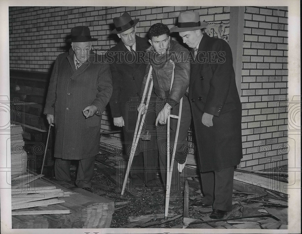 1948 Press Photo Boris Sklar Shows Arson Officials Where He Started Fire - Historic Images