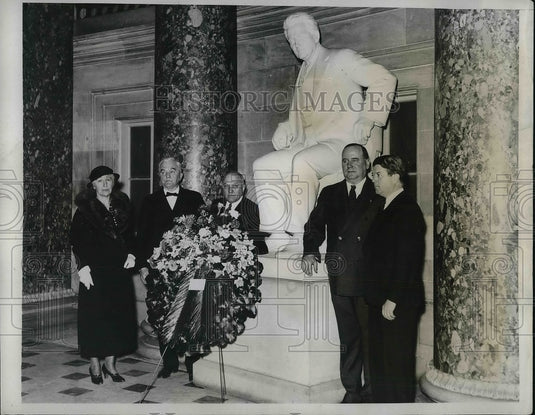 1935 Press Photo Group Poses With Statue Of Robert M LaFollette - Historic Images