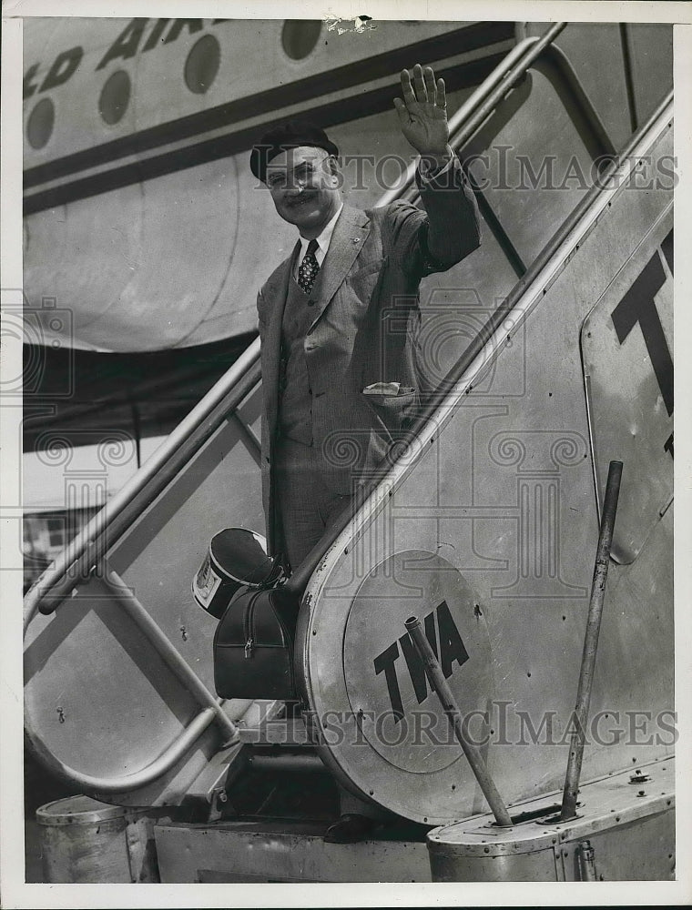 1949 Rev. Eldon Mills at LaGuardia Field  - Historic Images